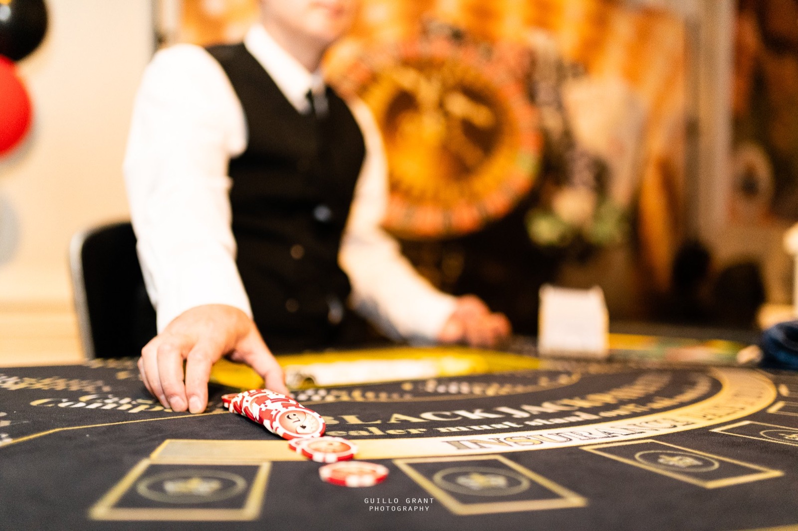 Gezellige casino-avond met gasten aan de speeltafels